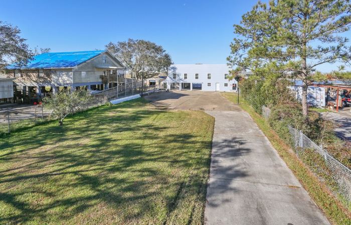 Only 45 Minutes From Downtown New Orleans Is A Vacationers Bayou Paradise.