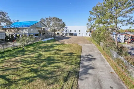 Only 45 Minutes From Downtown New Orleans Is A Vacationers Bayou Paradise.