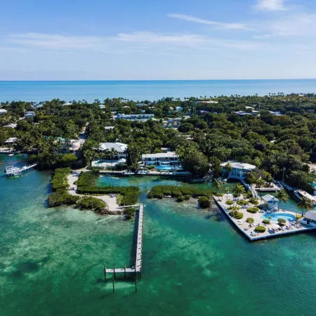 Iconic Ted Williams Estate. Bayfront, Heated Infinity Pool & Hot Tub, Dockage.
