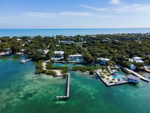 Iconic Ted Williams Estate. Bayfront, Heated Infinity Pool & Hot Tub, Dockage. Hoteles en Islamorada