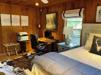 Beautiful Highlands cabin! 8 min to town-Pet friendly-lots of outdoor space