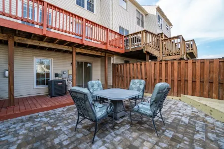 EVEREADY PARADISE TOWNHOUSE, USA Отели рядом с достопримечательностью «Квантико Паркинг Лот»