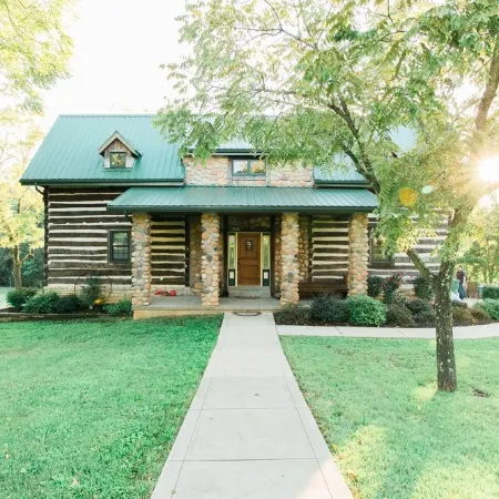 Beautiful secluded Log Home - Nestled in the country!