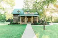 Beautiful secluded Log Home - Nestled in the country!