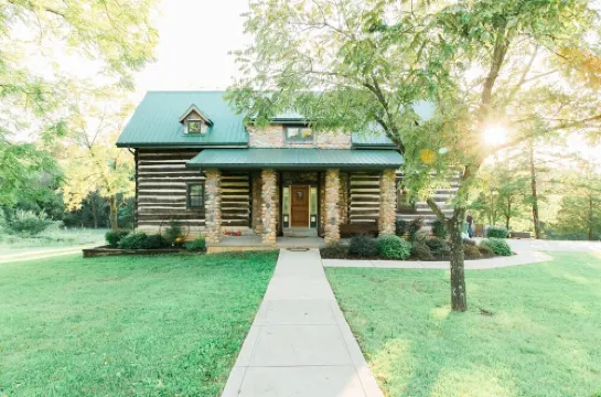 Beautiful secluded Log Home - Nestled in the country!