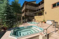 Hot Tub-Pool - 5 Min Walk to Base+Free Ski Shuttle
