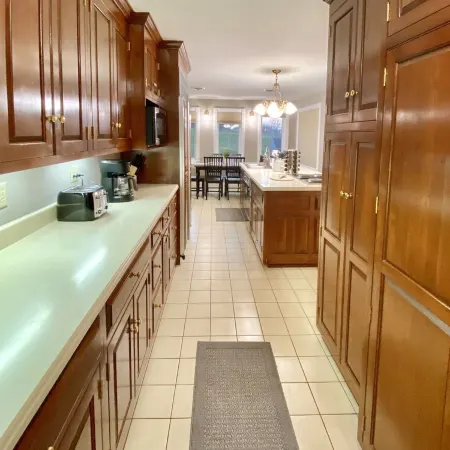 Private Home, Hot Tub, Wifi, Rural Setting, Gas Stove, 70" SmartTV