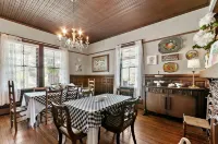 Twin Maples Farmhouse-Walk to Dining, Shops & Pubs - 4-Star