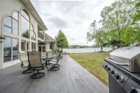 Lake Balboa Executive Home, Lakeview Every Room. Private Peninsula