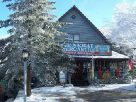 Cozy 2-bedroom condo in charming Beech Mountain with ski slope & mountain views! Hotels in Beech Mountain