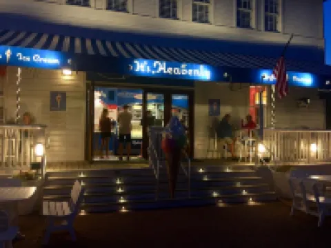 5 BR, 5 BA in Seaside, quick walk to the private beach access or main pool