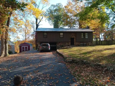 Cozy Lakehouse – Game Room, Pet-Friendly, Near Boatramp, 3-Season Room!