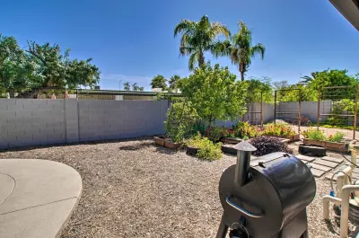 Elegant Escape—modern Mesa home conveniently located with private pool! 쉬퍼더스 베스킷볼 코트 주변 호텔