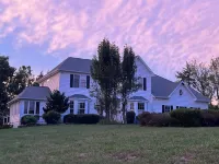 Spacious 5-bedroom farmhouse in peaceful Nokesville with Pool Hotels near Target