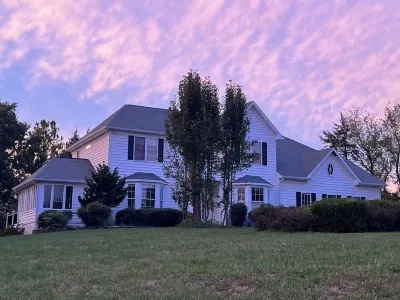 Spacious 5-bedroom farmhouse in peaceful Nokesville with Pool