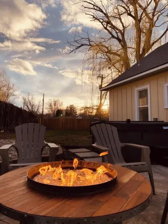 Charming craftsman 3-bedroom, home with AC and hot tub in downtown Prosser WA! Отели в г. Проссер