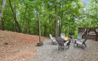 Hot Tub/FirePit/Grill/Arcade/75"/PorchSwing 7Min to Ellijay 21Min to BlueRidge Hotels near Parks Place Convenience Store
