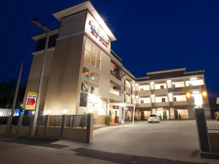 MT Place Sakon Nakhon Отели рядом с достопримечательностью «Wat Phra That Choeng Chum Worawihan»