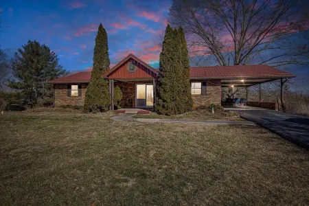 Charming level 3-BR,2Ba house in Johnson City with WiFi, AC, views, pet friendly