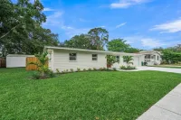 4BD 2BA near Anna Maria & downtown, private yard, RV/boat parking, sleeps 10