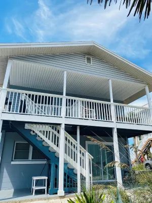 Ocean view - Boatman’s Beach House! Steps to St. Augustine Beach. Sleeps 7-9.