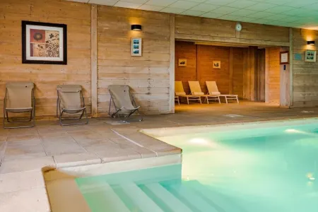 6-person apartment with view and pool at the foot of the slopes