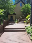 Quiet ReflectionsSpacious 5-BR house with Outstanding Views, Hot Tub Sleeps 14