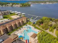 3-bedroom Cabin 13 in Bridges Bay, with on site eating and in/outdoor pool. Hotels in Arnolds Park