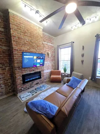 The Henry Lofts 2-bedroom apt., dog friendly fenced yard, arcade, coffee shops