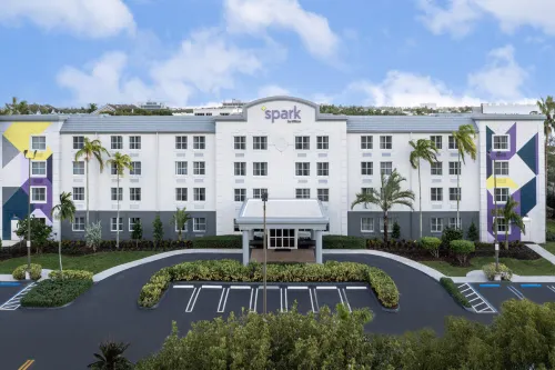 Spark by Hilton Miami Doral - Pools