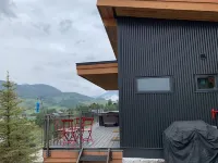 Couples retreat with private hot tub, endless views, and hiking trails above you