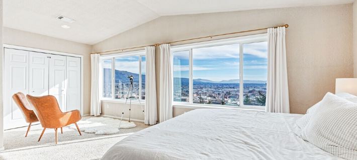 Bird’s Eye View: Spacious Home w/ Hot Tub, King Beds & Gorgeous Views Hotels in Klamath Falls