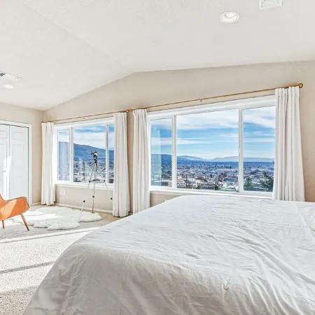 Bird’s Eye View: Spacious Home w/ Hot Tub, King Beds & Gorgeous Views