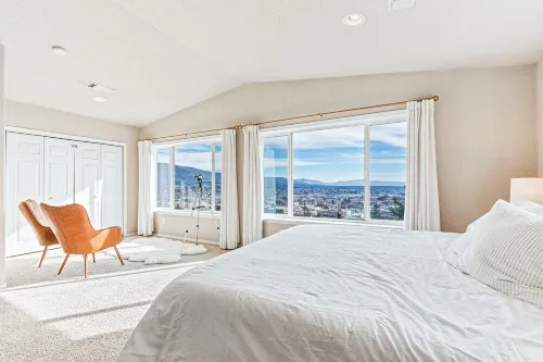 Bird’s Eye View: Spacious Home w/ Hot Tub, King Beds & Gorgeous Views