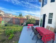 Spacious 5-bedroom 3-bath house in delightful Elk Grove トレーダージョーズ周辺のホテル