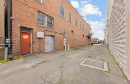 Downtown loft in the heart of Lodi. Great for large groups!