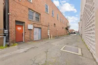 Downtown loft in the heart of Lodi. Great for large groups!