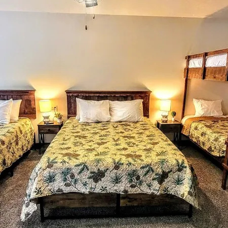 Lynnhurst Resort-Private cabin on Kentucky Lake with Hot Tub