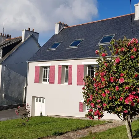 House 5 Bedrooms, 2 bathrooms, enclosed garden 800m from Morgat beach