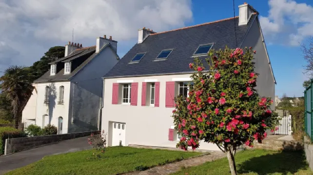 House 5 Bedrooms, 2 bathrooms, enclosed garden 800m from Morgat beach