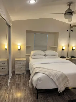 On the Water in Havasu. 2 Beds.