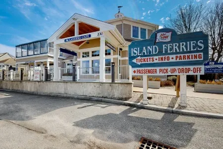 Modern Cape Home in Hyannis walking distance to the beach & town! Отели в г. Кейп Код Нэшнл Сишор