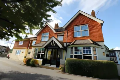 Corner House Hotel Gatwick with Bookable Holiday Parking Hotellit kohteessa 