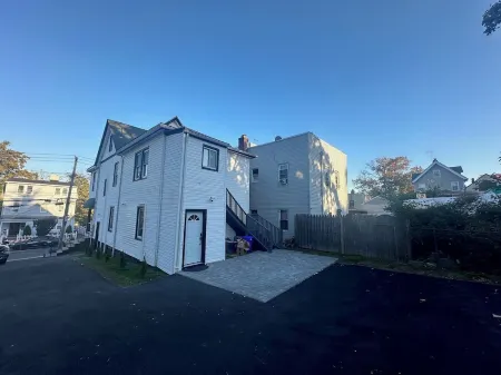 Comfort Meets Style 3-bedroom apartment with WiFi and Parking Close to NYC