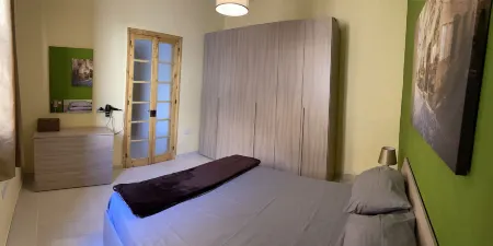 Sunset Modern Apt Near the Beach Отели в г. Бирзеббуджа