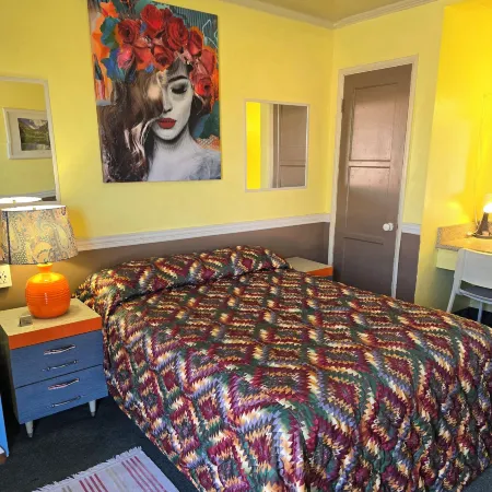 Harry's Mancave - A Vintage Motel on the Historic 395 Route - the New Star Motel Experience