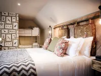 The Queen's Head Hotels near Hampton Wick