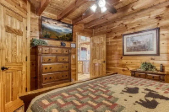 Majestic Mountain View - Great Location! - Convenient to Everything! 2 Bedroom Cabin by Redawning