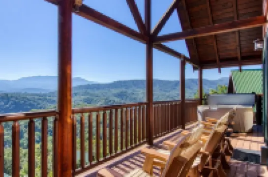 Majestic Mountain View - Great Location! - Convenient to Everything! 2 Bedroom Cabin by Redawning