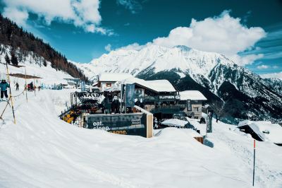 Surroundings Super G Photo